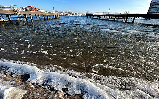 Jeziora powoli zamarzają. Ratownicy MOPR odradzają wchodzenie na lód